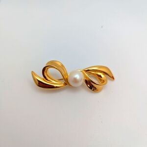 1960's Vintage Brooch Bow Polished Gold Tone Faux Pearl Scarf Jacket Pin 2"
